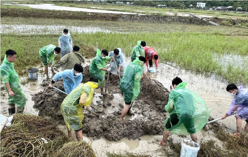 Tăng cường cán bộ, chiến sĩ cùng trang thiết bị đến Đắk Lắk giúp dân khắc phục hậu quả bão lũ -0