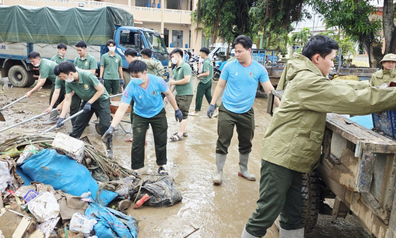 Tăng cường cán bộ, chiến sĩ cùng trang thiết bị đến Đắk Lắk giúp dân khắc phục hậu quả bão lũ -0