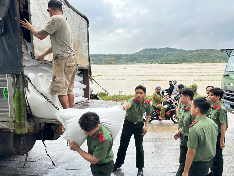 Tăng cường cán bộ, chiến sĩ cùng trang thiết bị đến Đắk Lắk giúp dân khắc phục hậu quả bão lũ -0