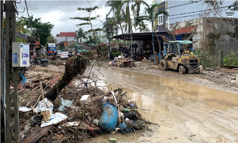Tăng cường cán bộ, chiến sĩ cùng trang thiết bị đến Đắk Lắk giúp dân khắc phục hậu quả bão lũ -0