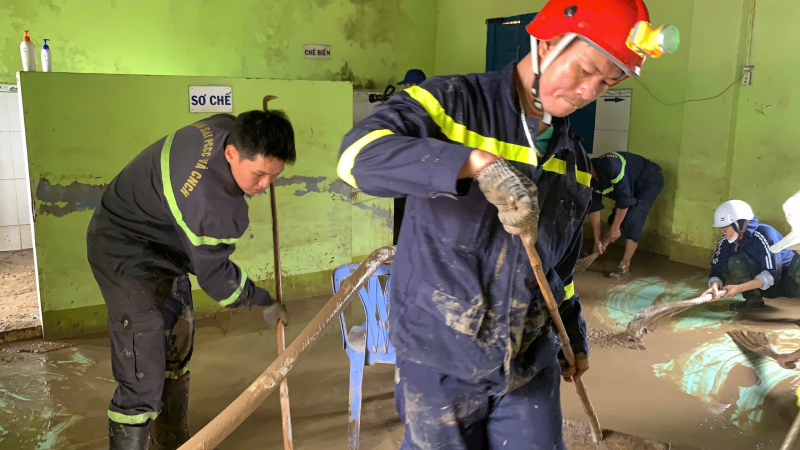 Tăng cường cán bộ, chiến sĩ cùng trang thiết bị đến Đắk Lắk giúp dân khắc phục hậu quả bão lũ -0