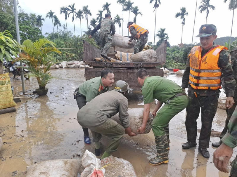 Tăng cường hỗ trợ, động viên bà con bị thiệt hại sau mưa lũ -0