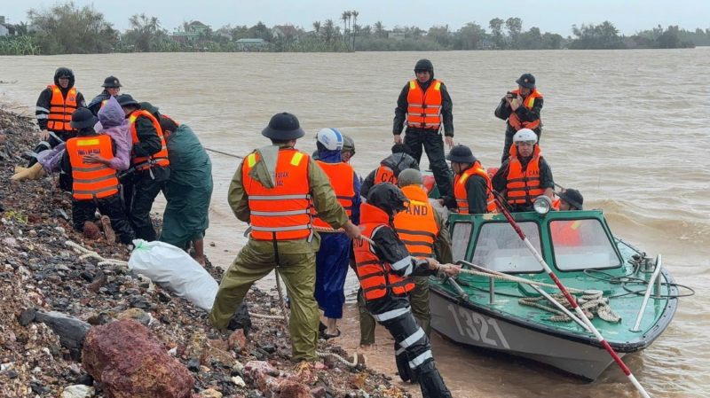Sáng ngời hình ảnh chiến sĩ CAND ở vùng lũ lụt phía Đông Đắk Lắk -0