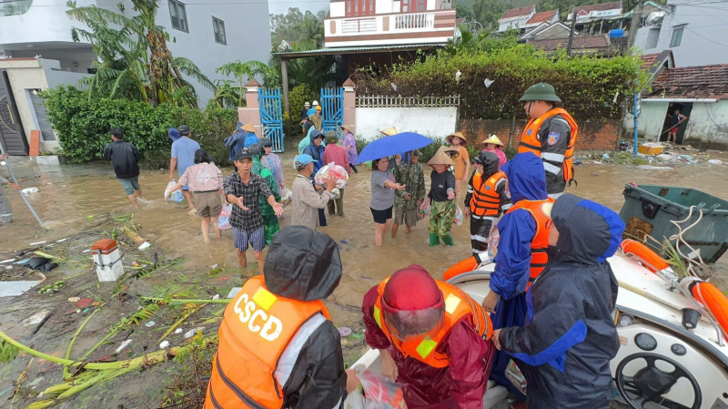 Sáng ngời hình ảnh chiến sĩ CAND ở vùng lũ lụt phía Đông Đắk Lắk -0