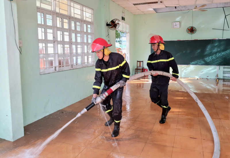 Sáng ngời hình ảnh chiến sĩ CAND ở vùng lũ lụt phía Đông Đắk Lắk -0