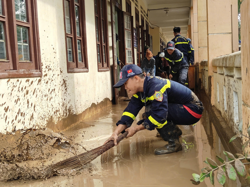 Sáng ngời hình ảnh chiến sĩ CAND ở vùng lũ lụt phía Đông Đắk Lắk -0