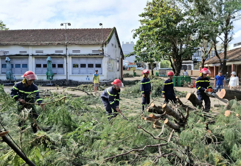 Sáng ngời hình ảnh chiến sĩ CAND ở vùng lũ lụt phía Đông Đắk Lắk -0