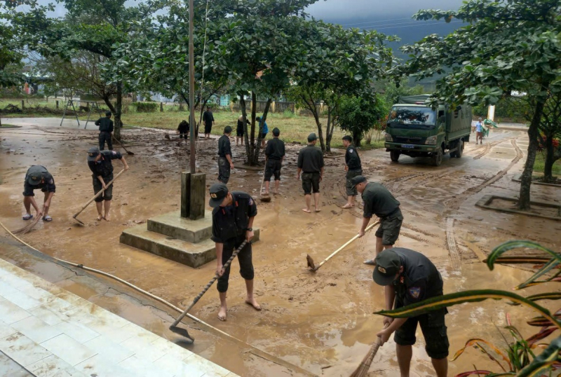 Sáng ngời hình ảnh chiến sĩ CAND ở vùng lũ lụt phía Đông Đắk Lắk -0