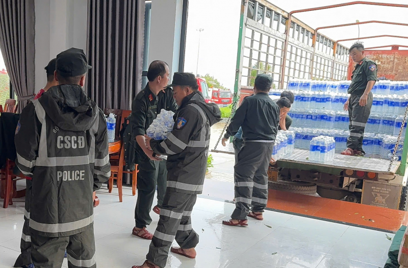 Sáng ngời hình ảnh chiến sĩ CAND ở vùng lũ lụt phía Đông Đắk Lắk -0