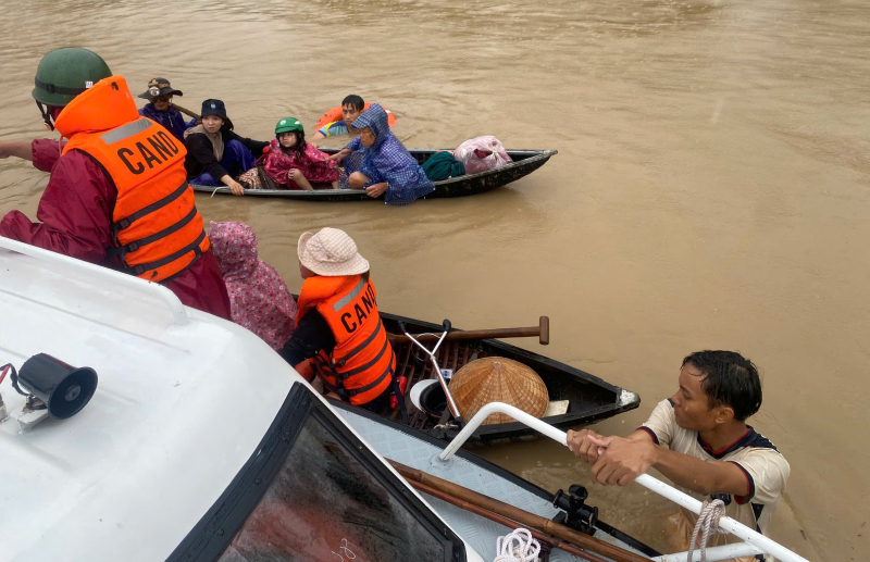 Sáng ngời hình ảnh chiến sĩ CAND ở vùng lũ lụt phía Đông Đắk Lắk -0