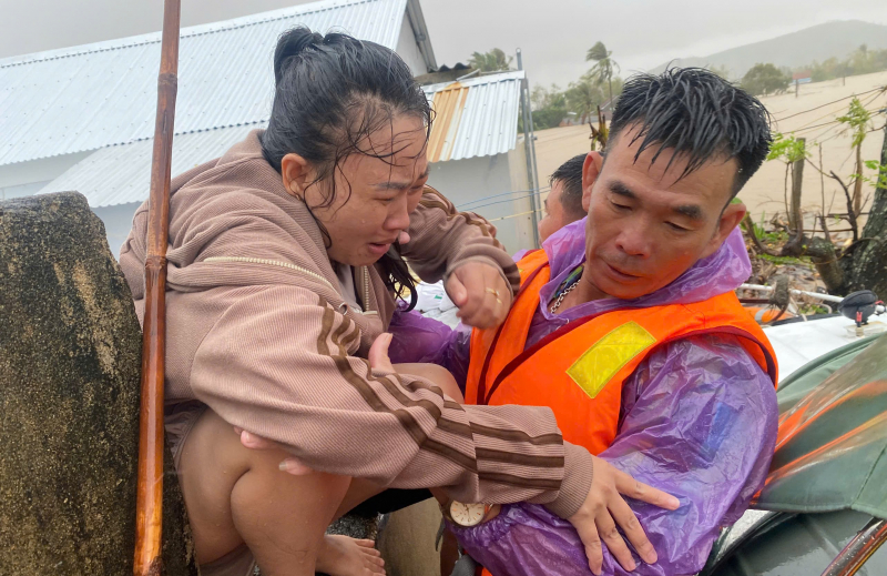 Sáng ngời hình ảnh chiến sĩ CAND ở vùng lũ lụt phía Đông Đắk Lắk -0