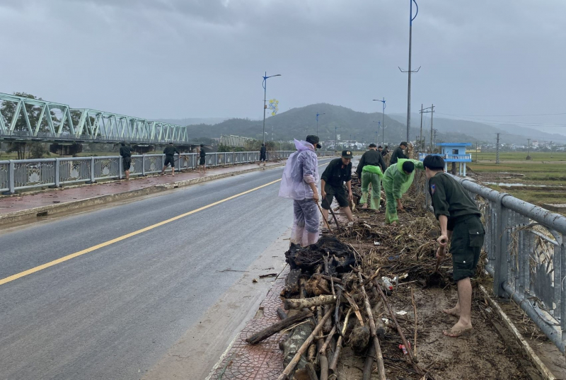 Sáng ngời hình ảnh chiến sĩ CAND ở vùng lũ lụt phía Đông Đắk Lắk -0