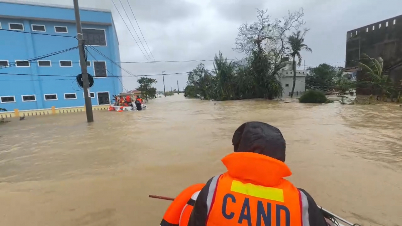 Miền Trung vẫn mưa to kéo dài -0
