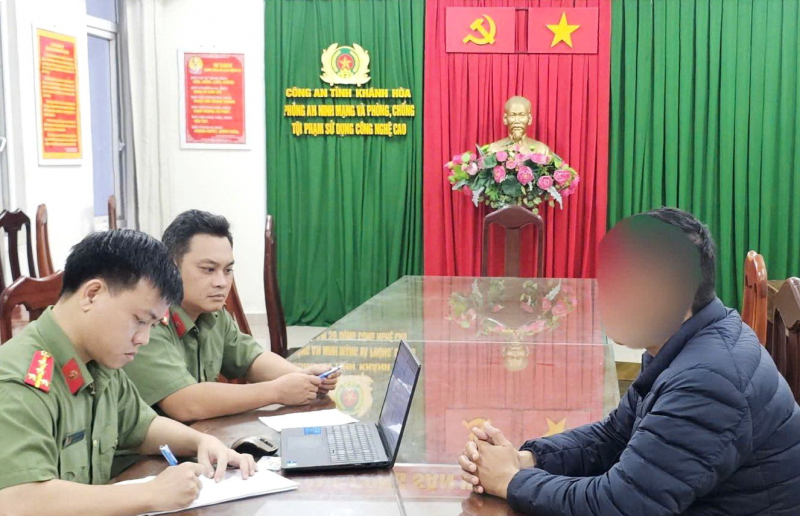 Cần xử lý nghiêm những kẻ tung tin thất thiệt, xuyên tạc sự thật hoạt động cứu nạn, cứu hộ trong lũ lụt ở Khánh Hoà -0