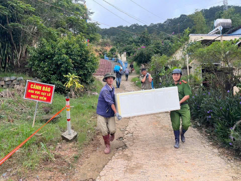 Quả đồi nứt toác, khẩn cấp di dời dân trong đêm  -0