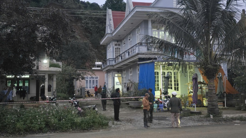 Quả đồi nứt toác, khẩn cấp di dời dân trong đêm  -0