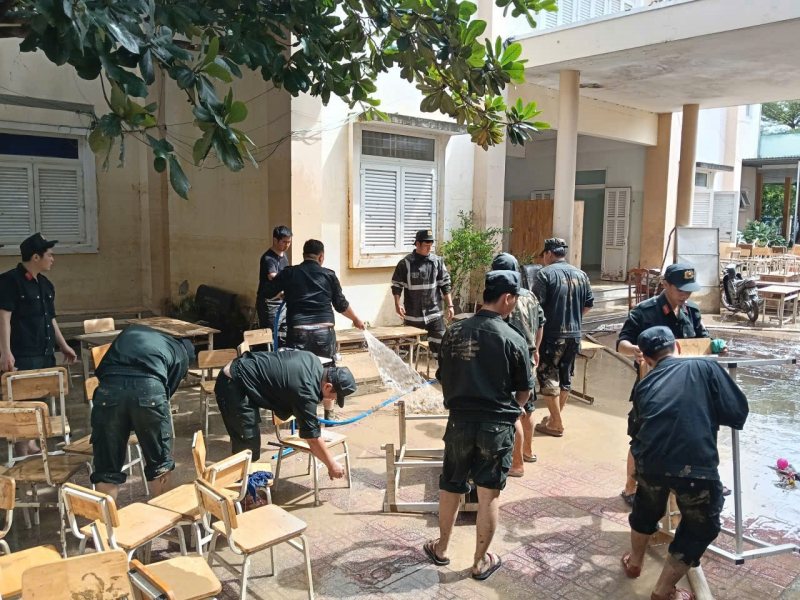 Cảnh sát cơ động Nam Trung Bộ phối hợp tặng quà trị giá hơn 1 tỷ đồng cho bà con vùng lũ -0