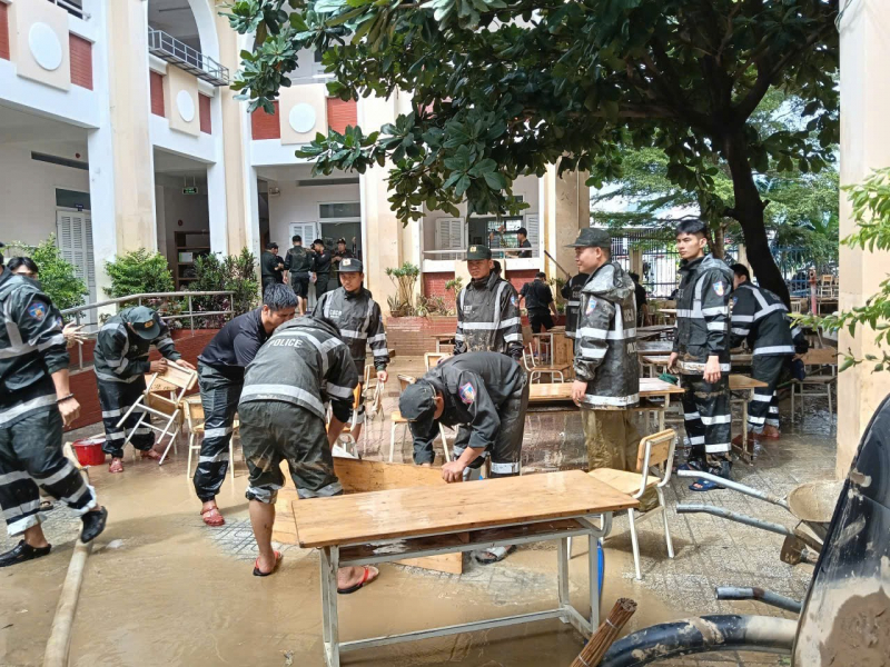 Cảnh sát cơ động Nam Trung Bộ phối hợp tặng quà trị giá hơn 1 tỷ đồng cho bà con vùng lũ -1