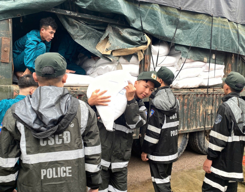 Cảnh sát cơ động Nam Trung Bộ phối hợp tặng quà trị giá hơn 1 tỷ đồng cho bà con vùng lũ -2