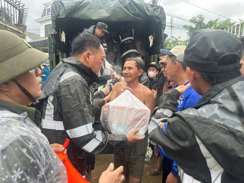 Cảnh sát cơ động Nam Trung Bộ phối hợp tặng quà trị giá hơn 1 tỷ đồng cho bà con vùng lũ -0