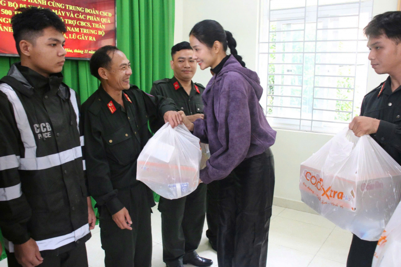 Cảnh sát cơ động Nam Trung Bộ phối hợp tặng quà trị giá hơn 1 tỷ đồng cho bà con vùng lũ -0