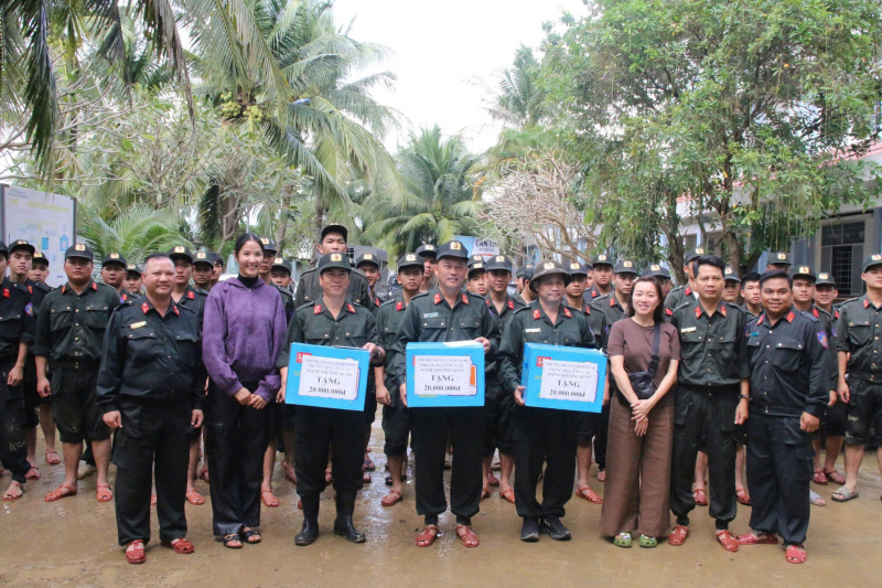 Cảnh sát cơ động Nam Trung Bộ phối hợp tặng quà trị giá hơn 1 tỷ đồng cho bà con vùng lũ -0