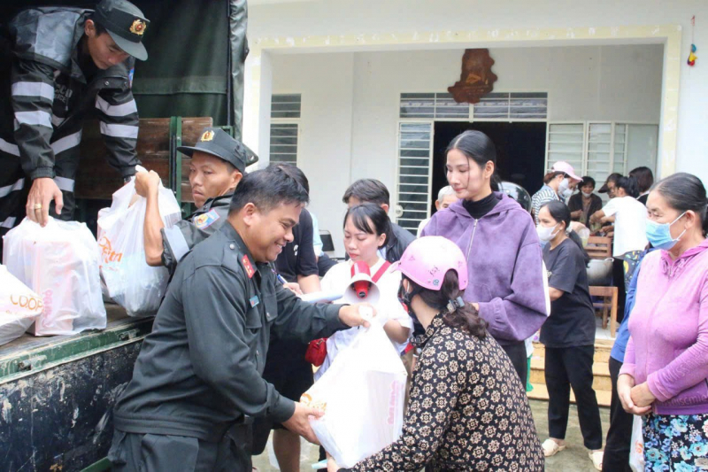 Cảnh sát cơ động Nam Trung Bộ phối hợp tặng quà trị giá hơn 1 tỷ đồng cho bà con vùng lũ -0