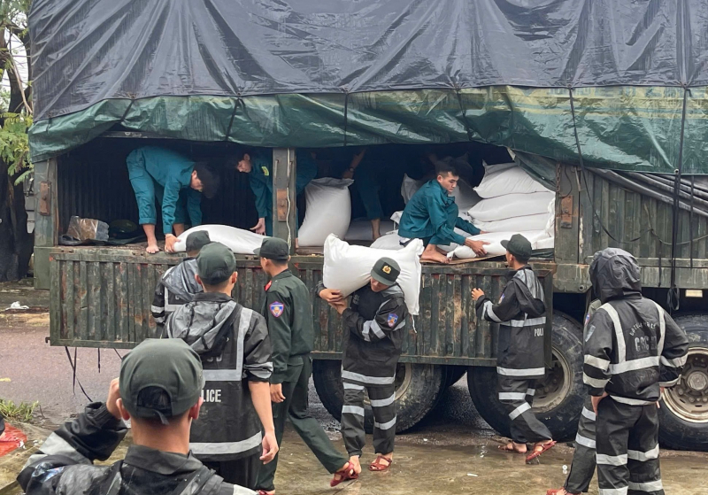 Cảnh sát cơ động Nam Trung Bộ phối hợp tặng quà trị giá hơn 1 tỷ đồng cho bà con vùng lũ -3