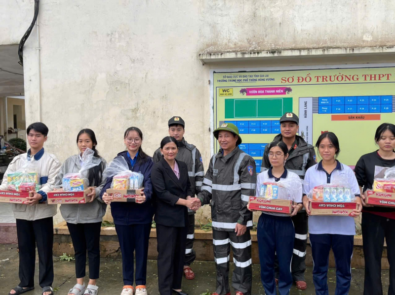 Cảnh sát cơ động Nam Trung Bộ phối hợp tặng quà trị giá hơn 1 tỷ đồng cho bà con vùng lũ -1