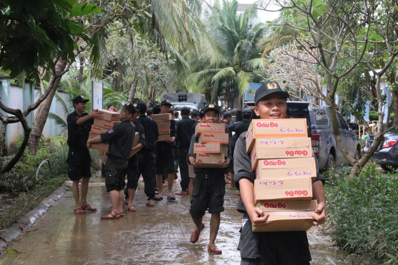 Cảnh sát cơ động Nam Trung Bộ phối hợp tặng quà trị giá hơn 1 tỷ đồng cho bà con vùng lũ -4