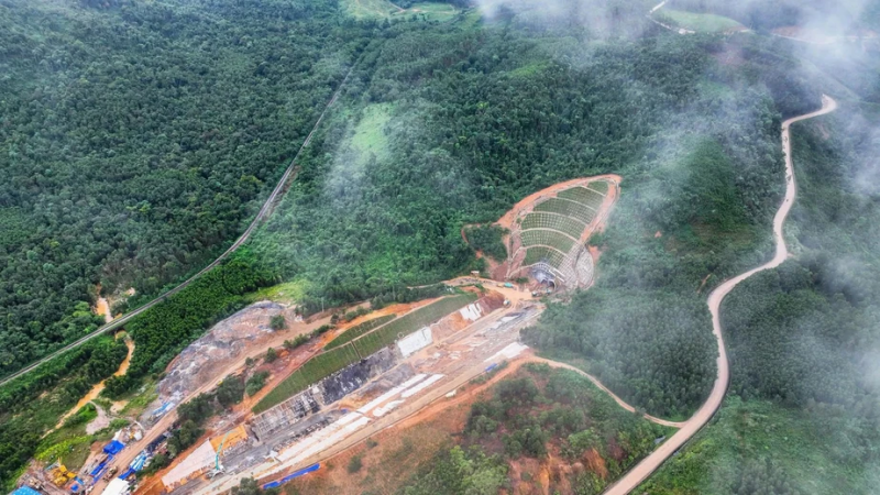 Mưa lũ làm tê liệt nhiều tuyến quốc lộ: Huy động lực lượng, vật tư và thiết bị để xử lý kịp thời mọi tình huống  -0