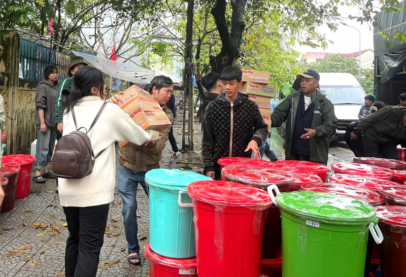 Vừa trải qua đợt lũ lịch sử, người dân TP Huế chung sức hỗ trợ bà con vùng lũ Nam Trung Bộ -0