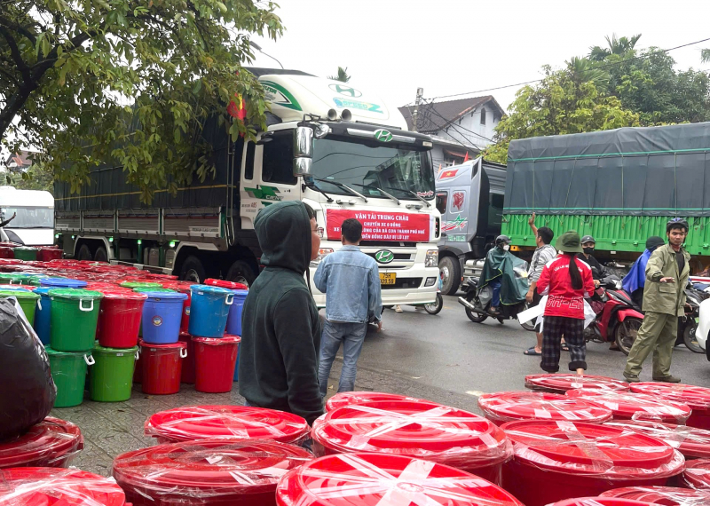 Vừa trải qua đợt lũ lịch sử, người dân TP Huế chung sức hỗ trợ bà con vùng lũ Nam Trung Bộ -0