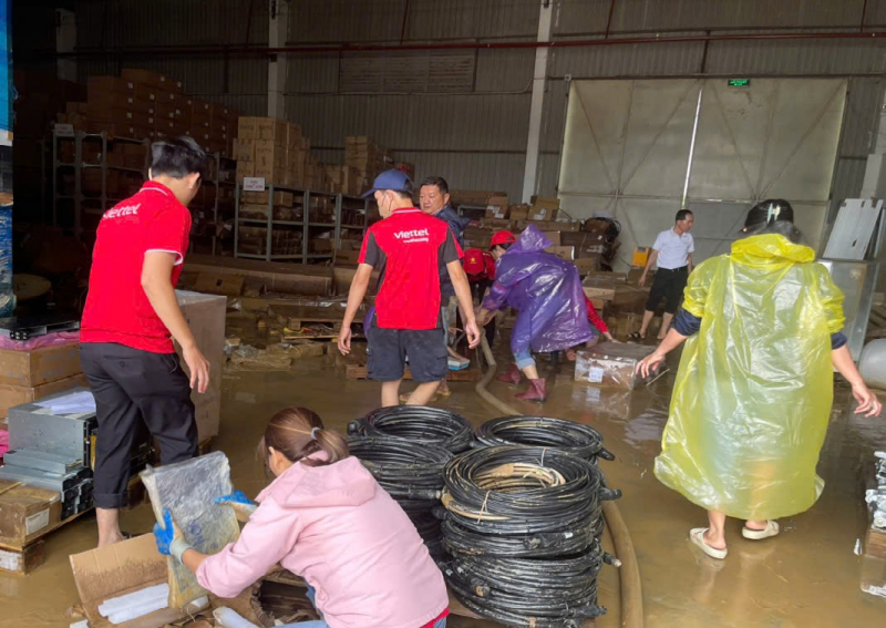 Viettel đồng hành với người dân vùng thiên tai -0