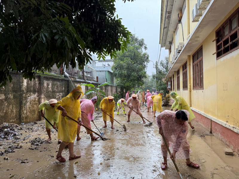 Công an TP Hồ Chí Minh cử hơn 500 cán bộ chiến sĩ đến các tỉnh giúp người dân vùng lũ -0