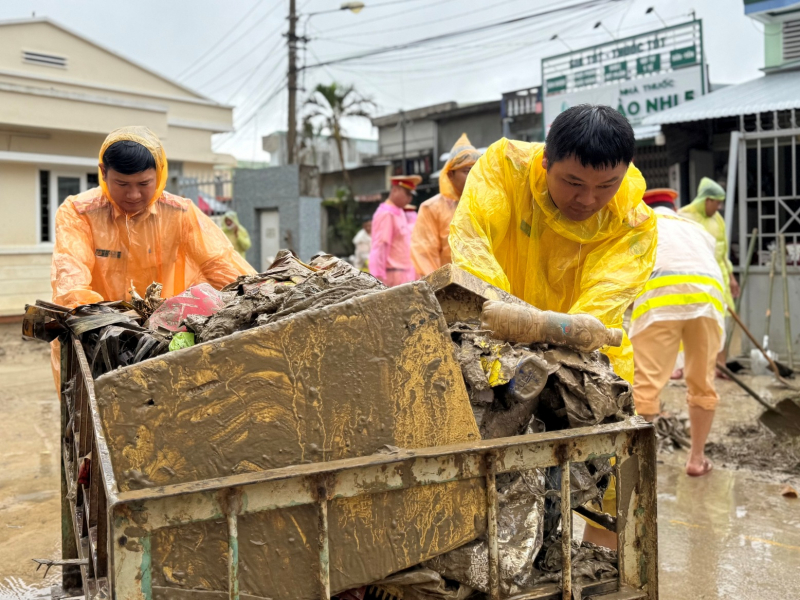 Công an TP Hồ Chí Minh cử hơn 500 cán bộ chiến sĩ đến các tỉnh giúp người dân vùng lũ -1