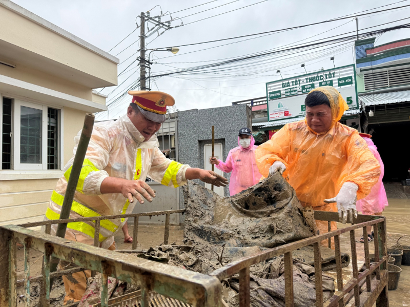 Công an TP Hồ Chí Minh cử hơn 500 cán bộ chiến sĩ đến các tỉnh giúp người dân vùng lũ -2