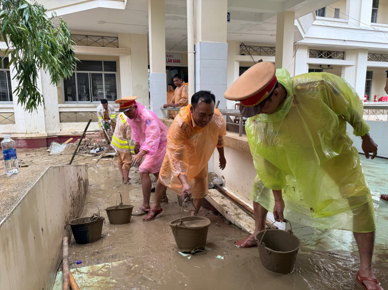 Công an TP Hồ Chí Minh cử hơn 500 cán bộ chiến sĩ đến các tỉnh giúp người dân vùng lũ -3