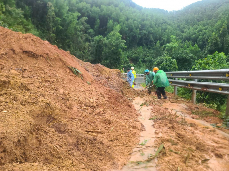 Mưa lũ làm tê liệt nhiều tuyến quốc lộ: Huy động lực lượng, vật tư và thiết bị để xử lý kịp thời mọi tình huống  -0