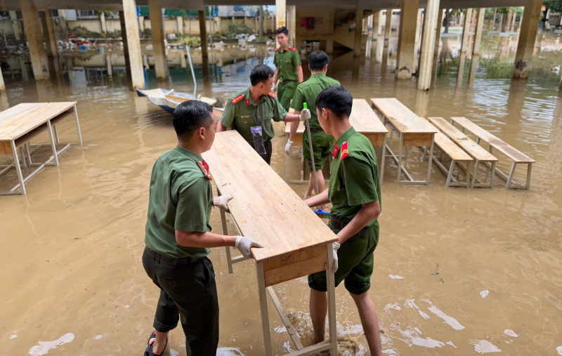 Cần xử lý nghiêm những kẻ tung tin thất thiệt, xuyên tạc sự thật hoạt động cứu nạn, cứu hộ trong lũ lụt ở Khánh Hoà -0