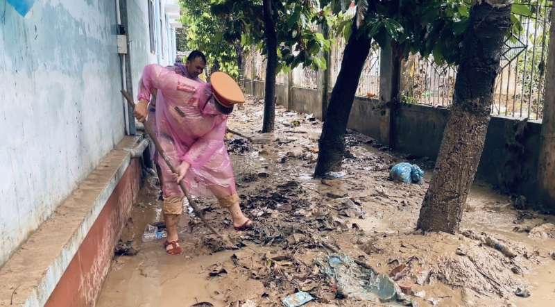 Tăng cường lực lượng hỗ trợ người dân khắc phục hậu quả do mưa lũ tại Gia Lai -1