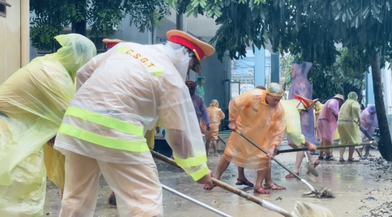 Tăng cường lực lượng hỗ trợ người dân khắc phục hậu quả do mưa lũ tại Gia Lai -0