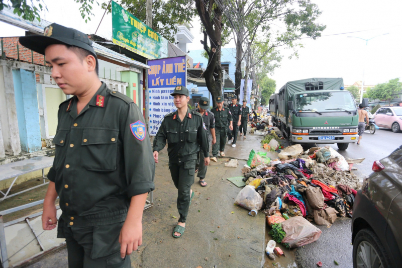 Công an TP Hồ Chí Minh cử hơn 500 cán bộ chiến sĩ đến các tỉnh giúp người dân vùng lũ -0