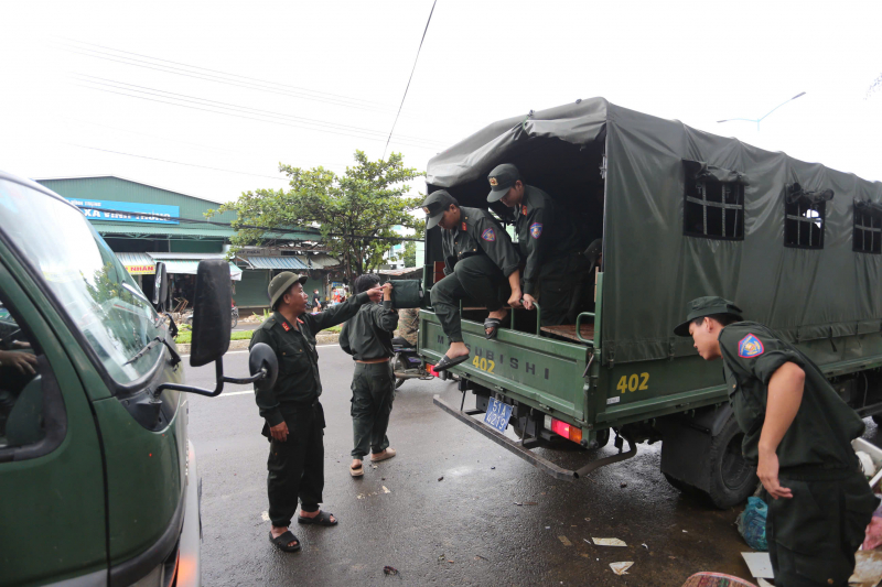 Công an TP Hồ Chí Minh cử hơn 500 cán bộ chiến sĩ đến các tỉnh giúp người dân vùng lũ -1