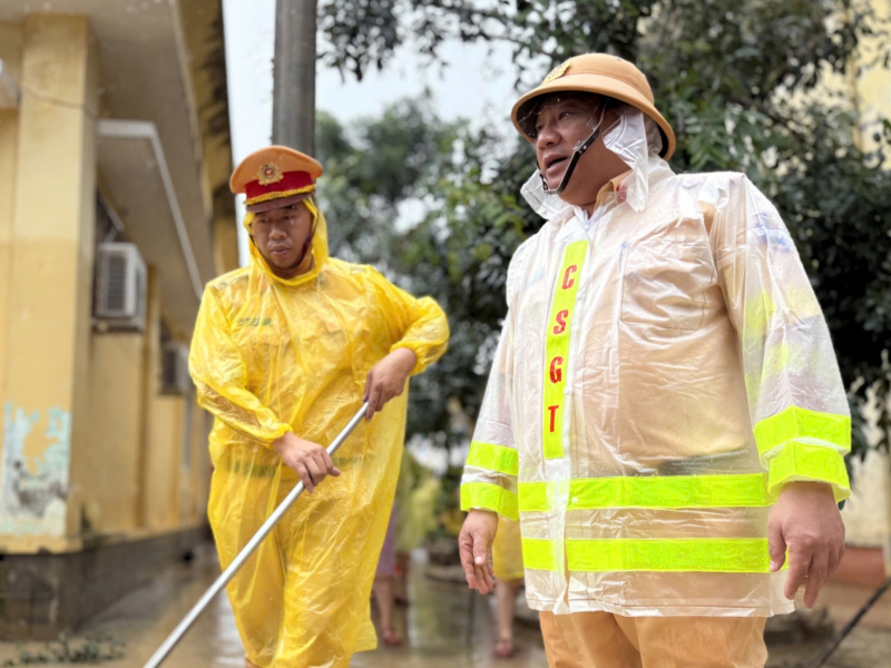 Công an TP Hồ Chí Minh cử hơn 500 cán bộ chiến sĩ đến các tỉnh giúp người dân vùng lũ -1