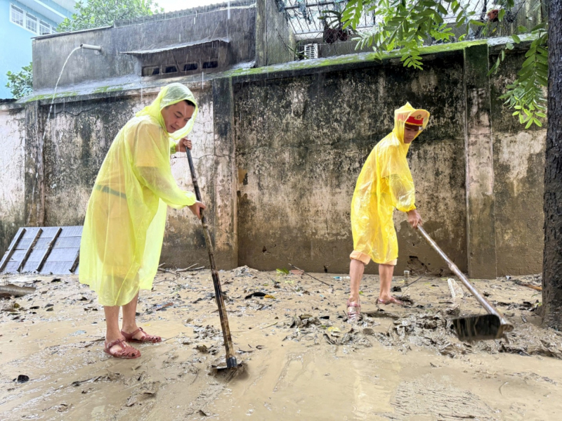 Công an TP Hồ Chí Minh cử hơn 500 cán bộ chiến sĩ đến các tỉnh giúp người dân vùng lũ -2