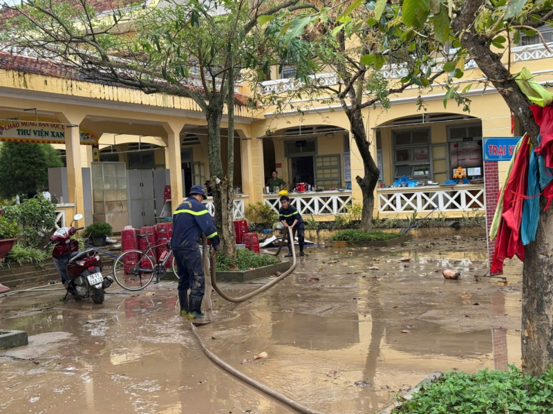 Công an TP Hồ Chí Minh cử hơn 500 cán bộ chiến sĩ đến các tỉnh giúp người dân vùng lũ -0