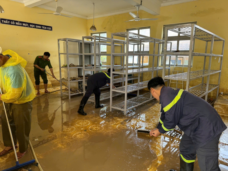 Công an TP Hồ Chí Minh cử hơn 500 cán bộ chiến sĩ đến các tỉnh giúp người dân vùng lũ -0