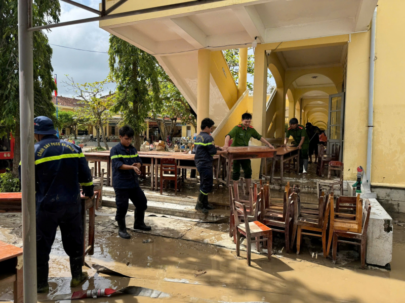 Công an TP Hồ Chí Minh cử hơn 500 cán bộ chiến sĩ đến các tỉnh giúp người dân vùng lũ -1