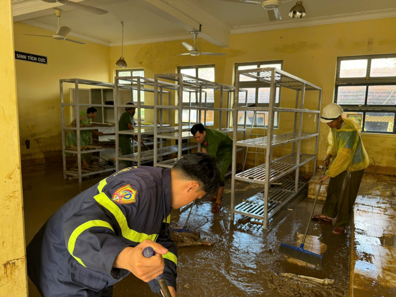 Công an TP Hồ Chí Minh cử hơn 500 cán bộ chiến sĩ đến các tỉnh giúp người dân vùng lũ -2